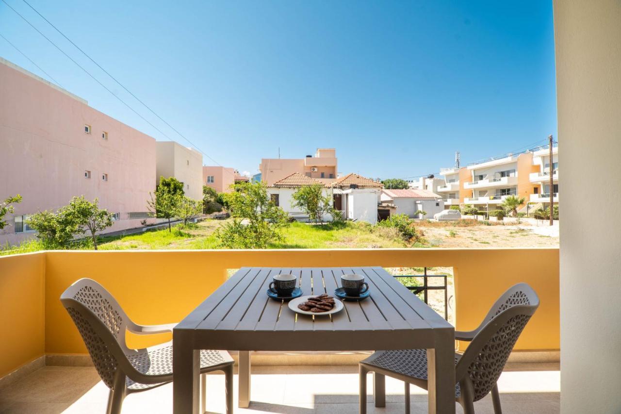 Manos Beachside Apartments Agia Marina Екстериор снимка