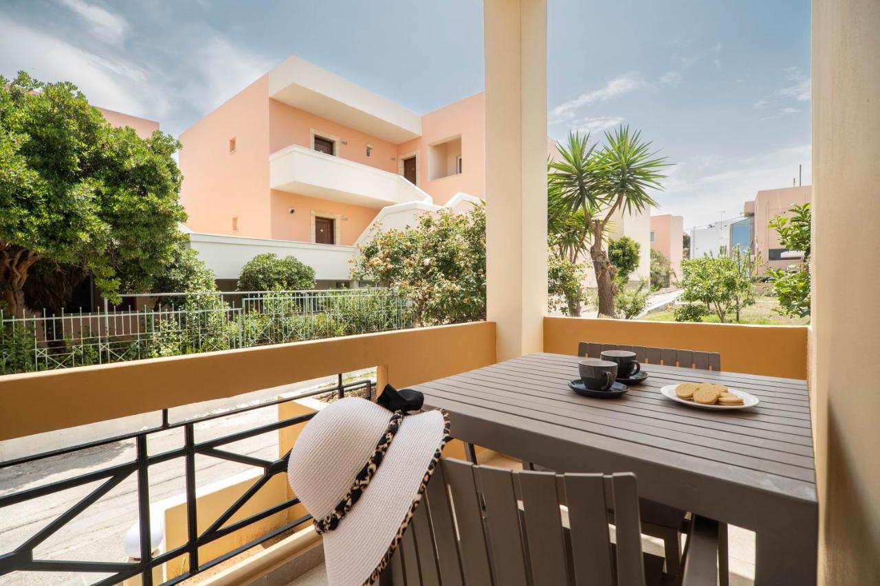 Manos Beachside Apartments Agia Marina Екстериор снимка