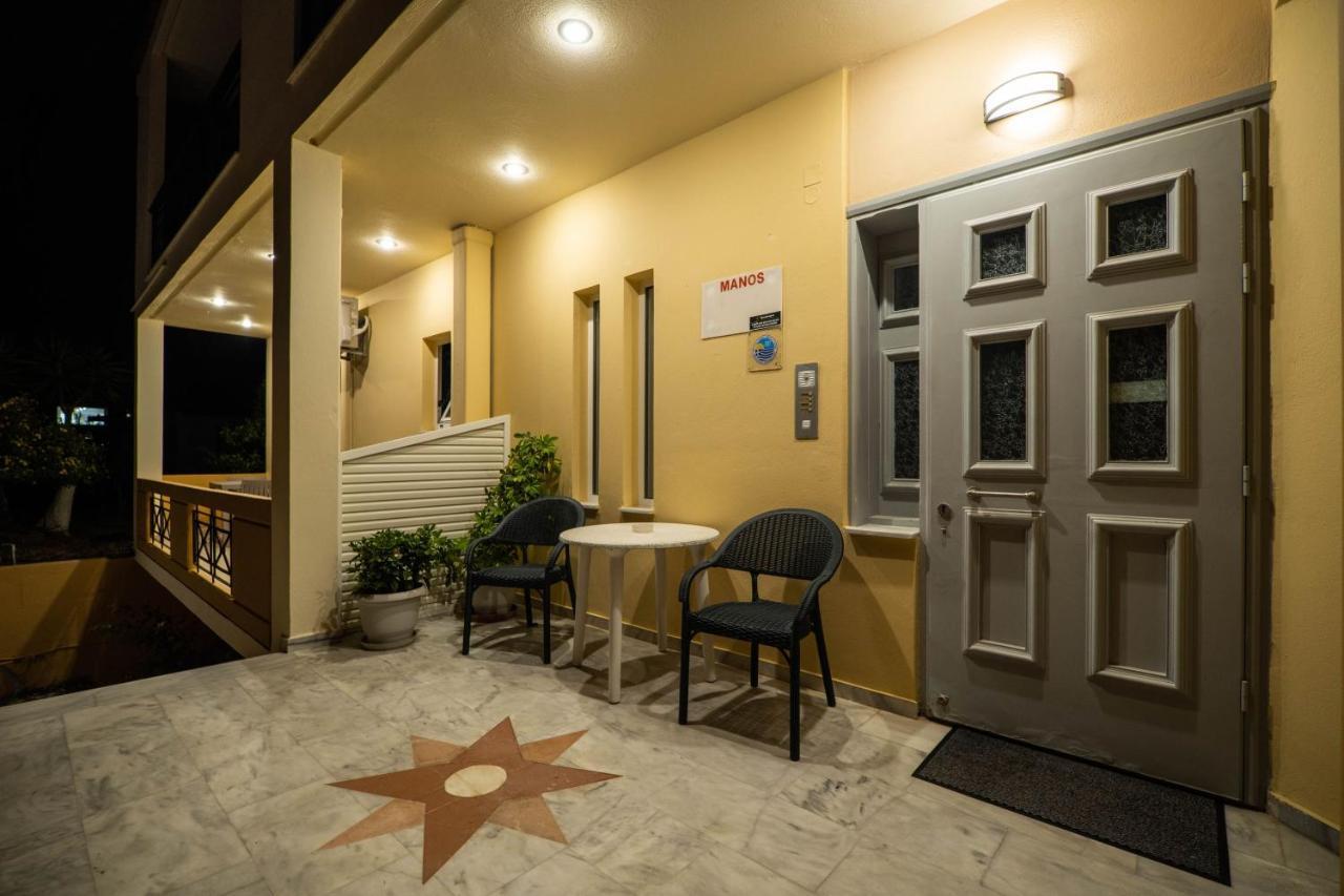 Manos Beachside Apartments Agia Marina Екстериор снимка