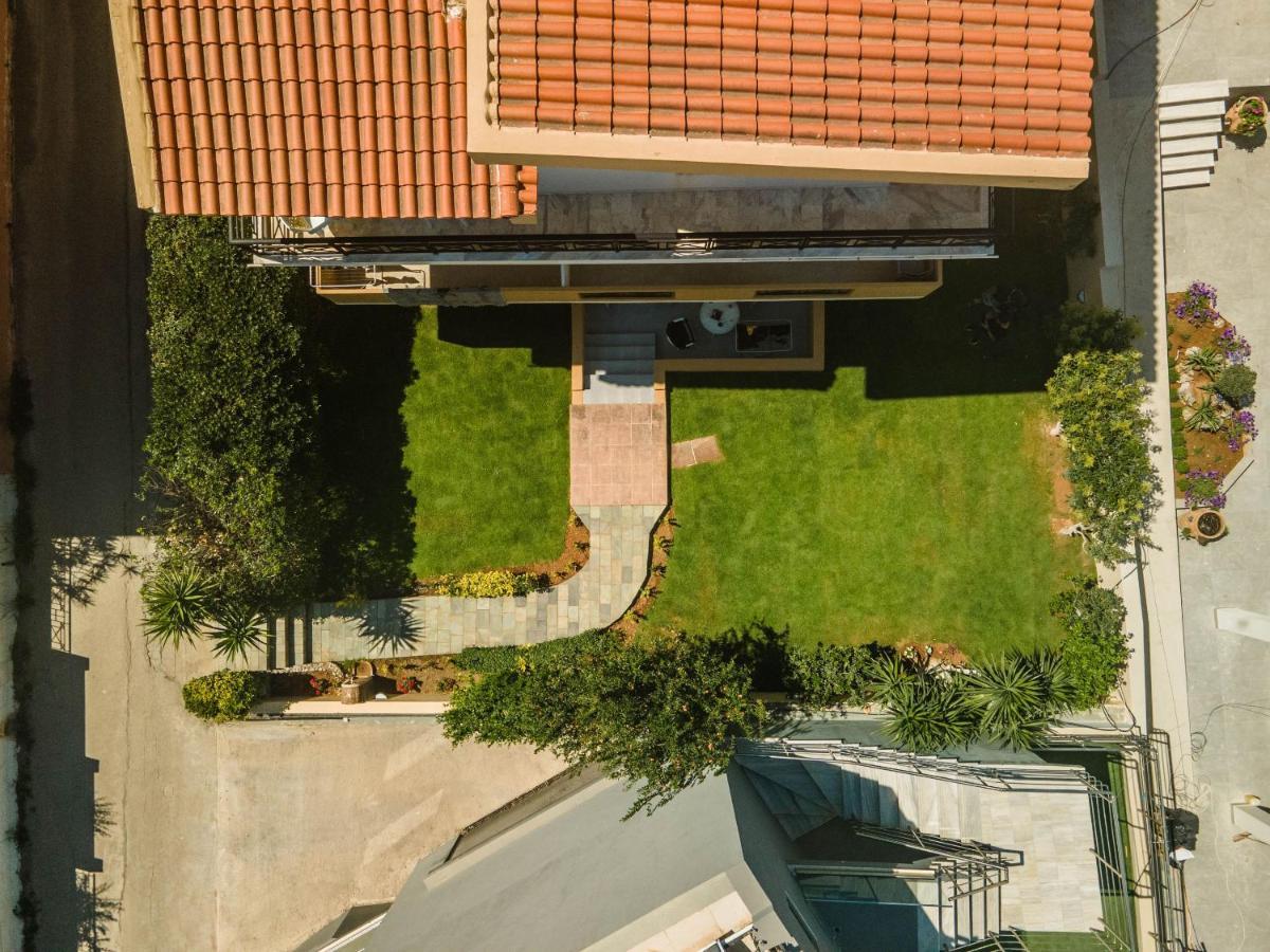 Manos Beachside Apartments Agia Marina Екстериор снимка