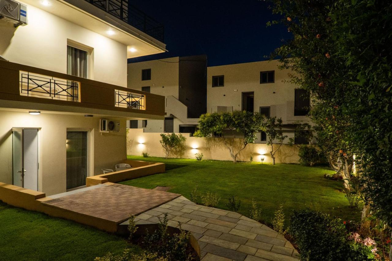 Manos Beachside Apartments Agia Marina Екстериор снимка
