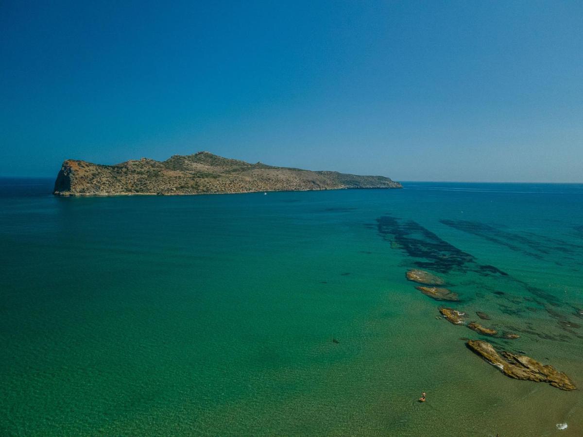 Manos Beachside Apartments Agia Marina Екстериор снимка