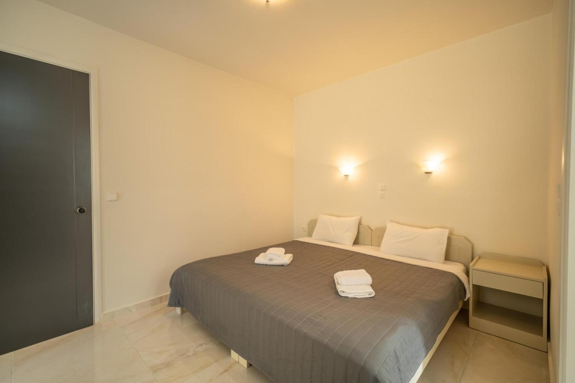 Manos Beachside Apartments Agia Marina Екстериор снимка