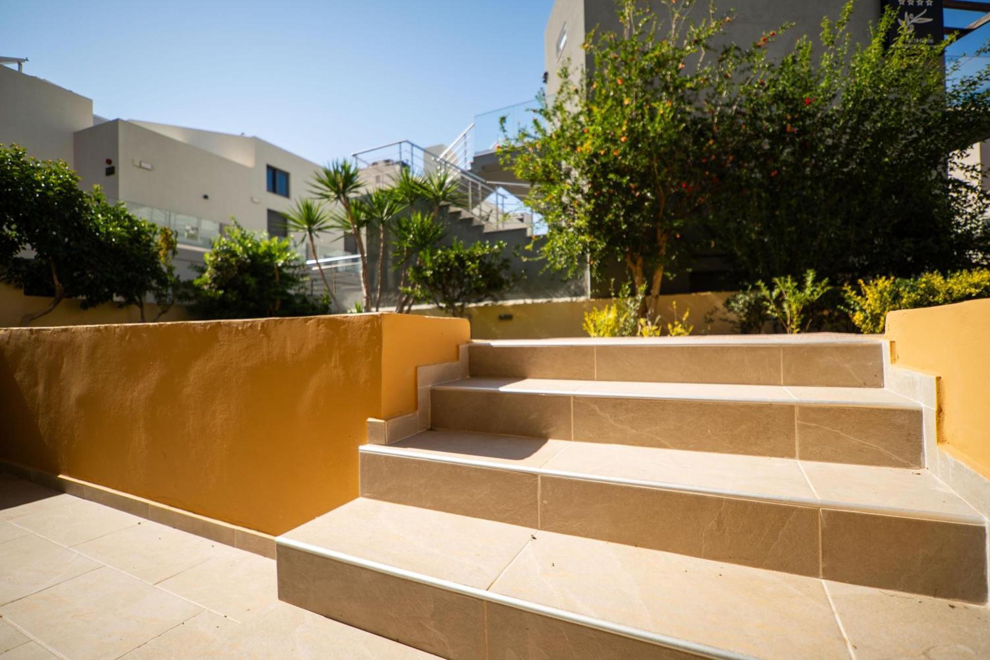 Manos Beachside Apartments Agia Marina Екстериор снимка