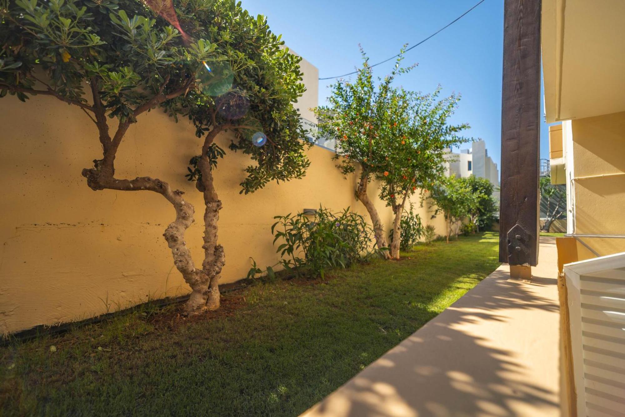Manos Beachside Apartments Agia Marina Екстериор снимка