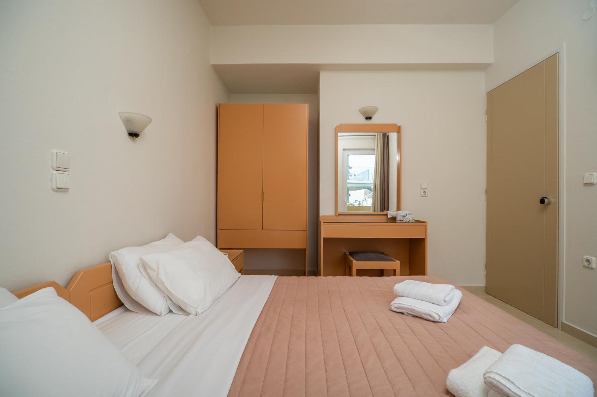 Manos Beachside Apartments Agia Marina Стая снимка
