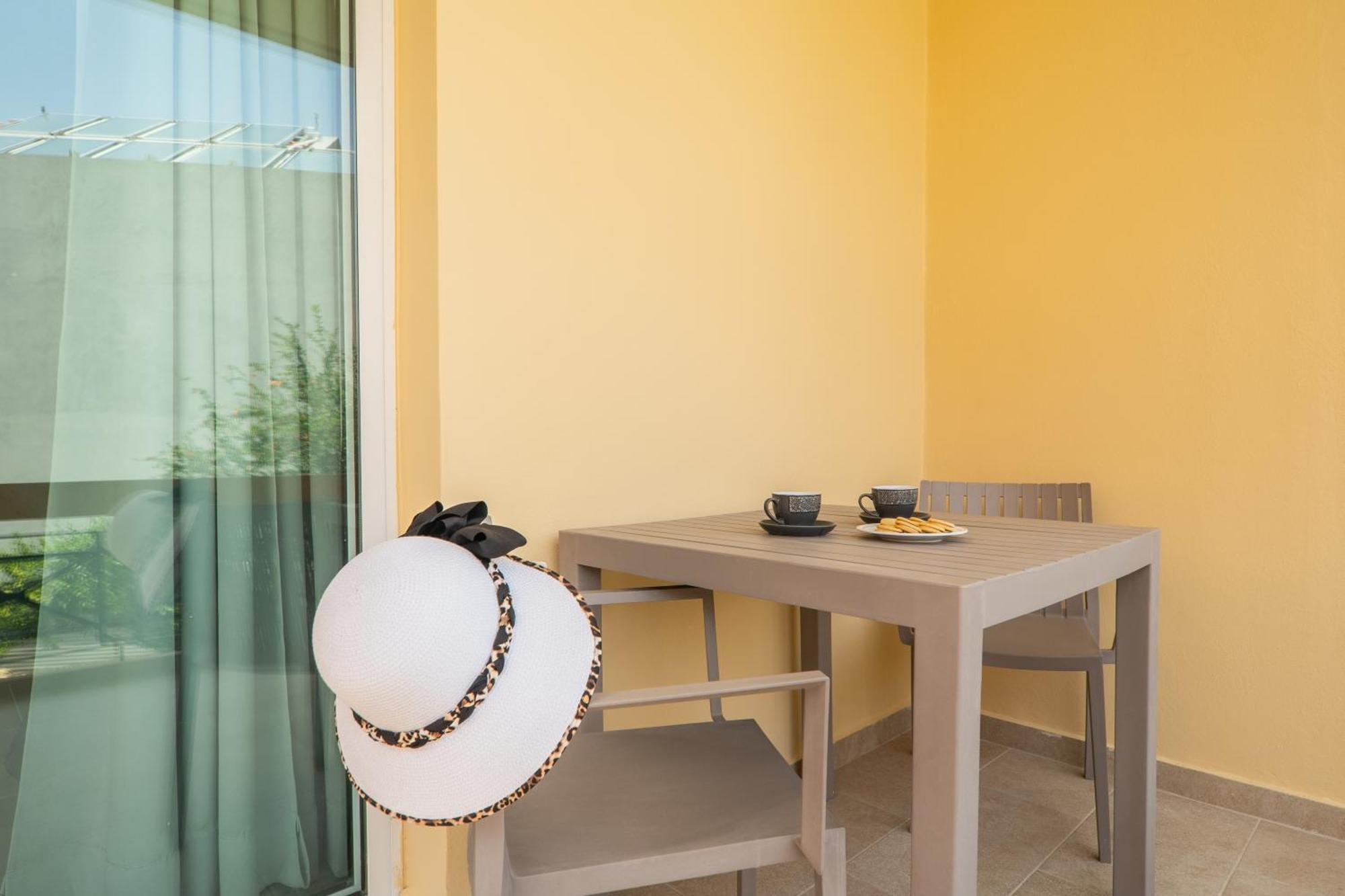 Manos Beachside Apartments Agia Marina Стая снимка