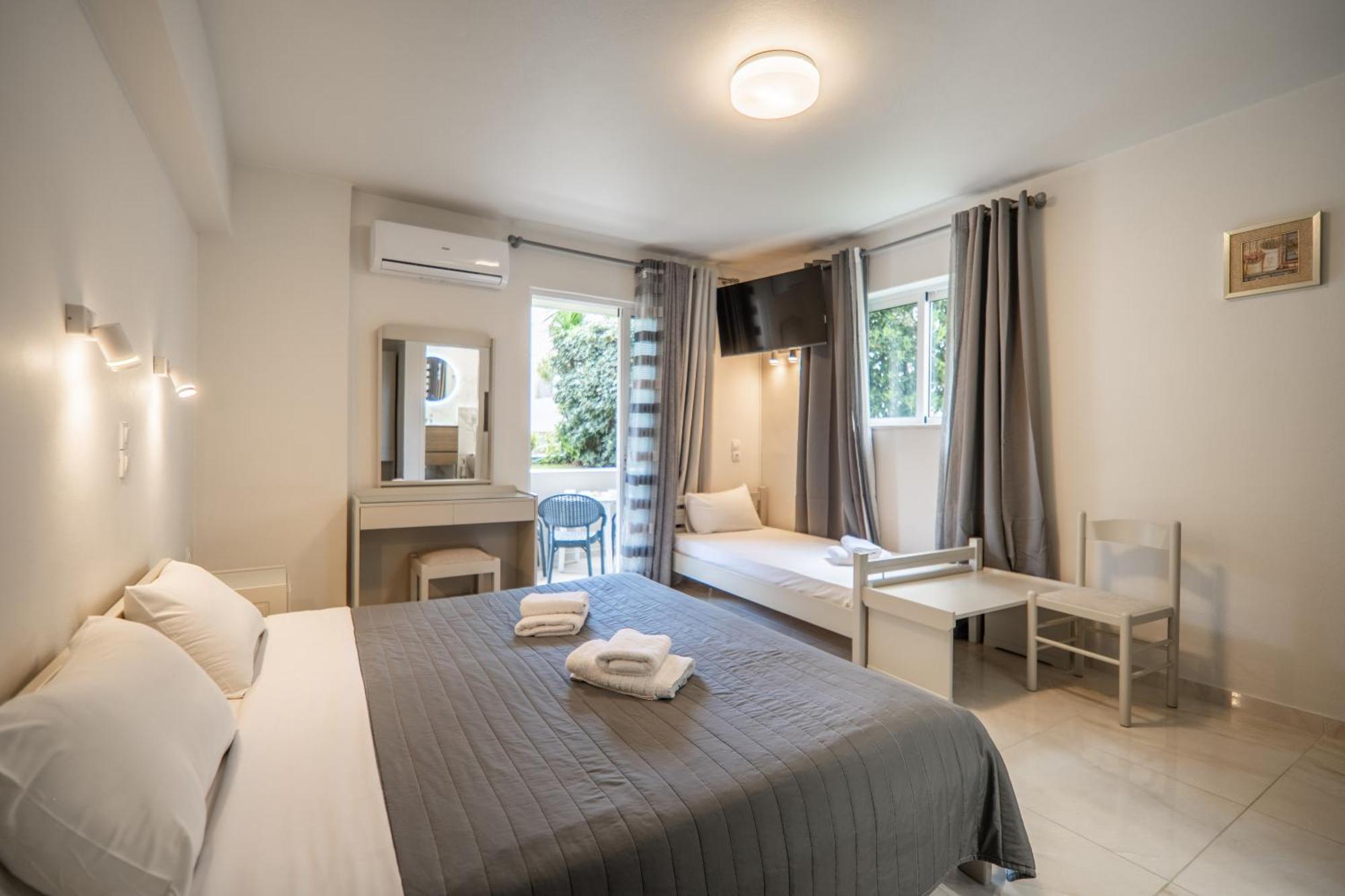 Manos Beachside Apartments Agia Marina Екстериор снимка