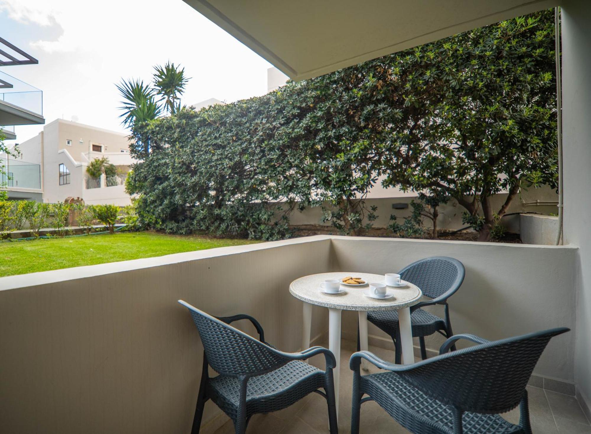 Manos Beachside Apartments Agia Marina Екстериор снимка