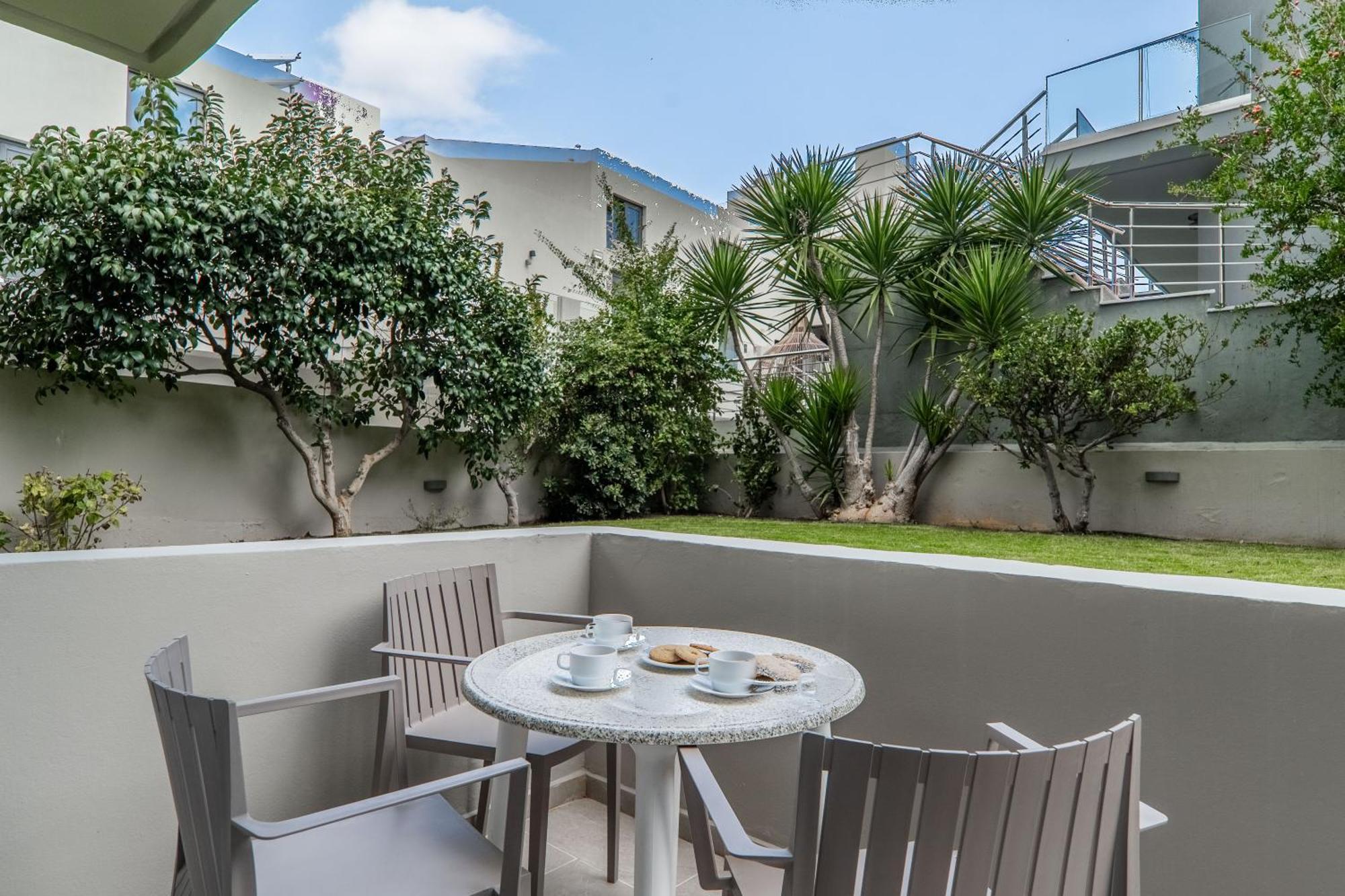 Manos Beachside Apartments Agia Marina Екстериор снимка