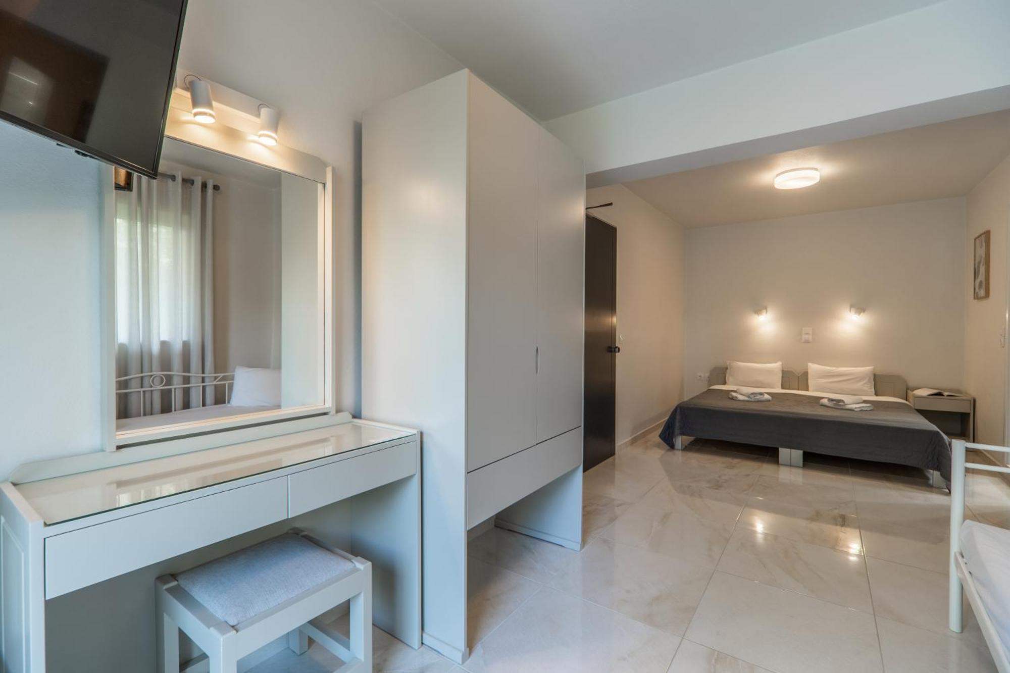 Manos Beachside Apartments Agia Marina Стая снимка