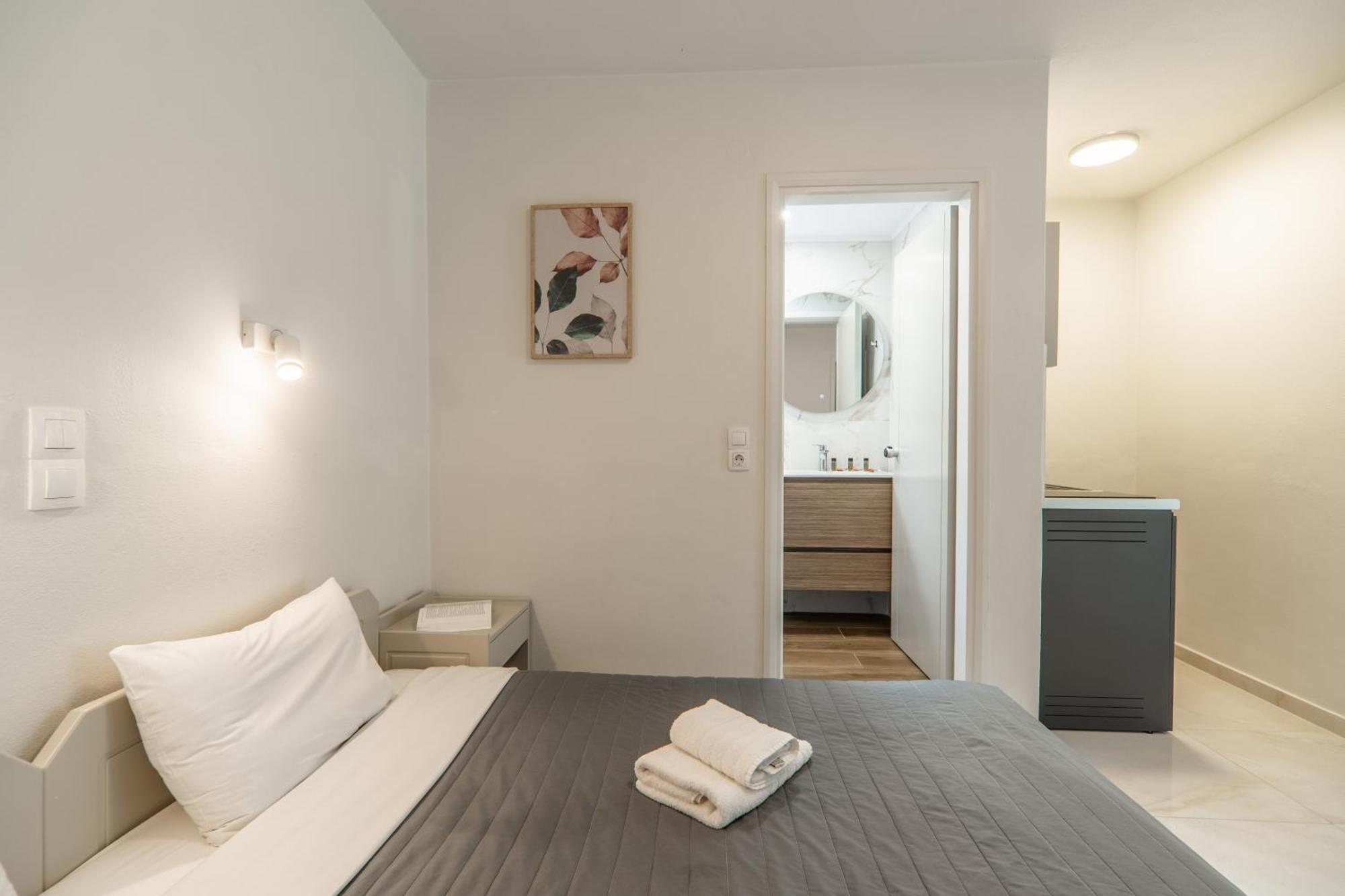 Manos Beachside Apartments Agia Marina Стая снимка
