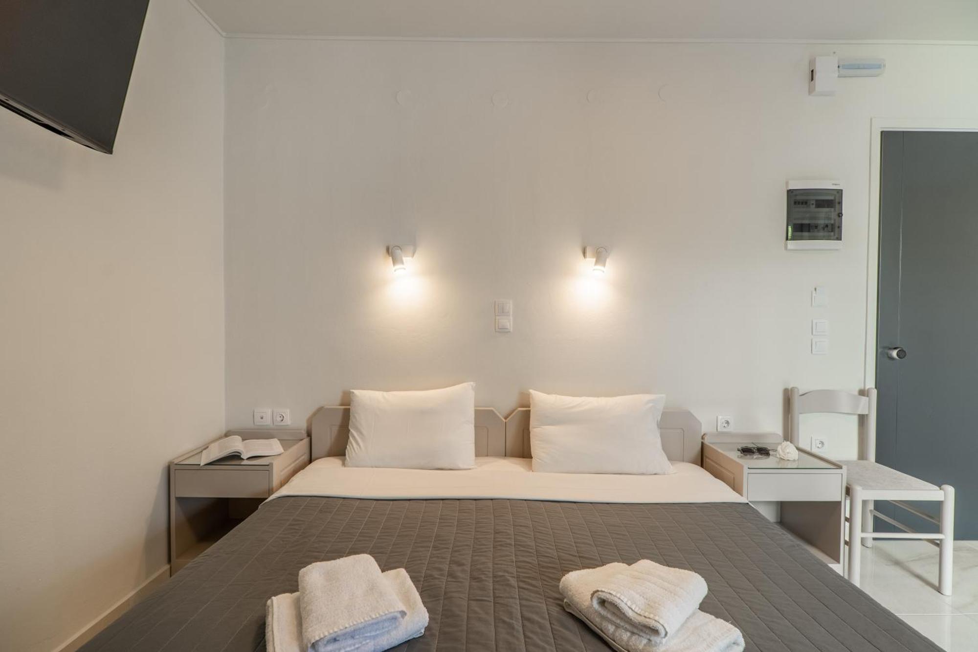Manos Beachside Apartments Agia Marina Стая снимка