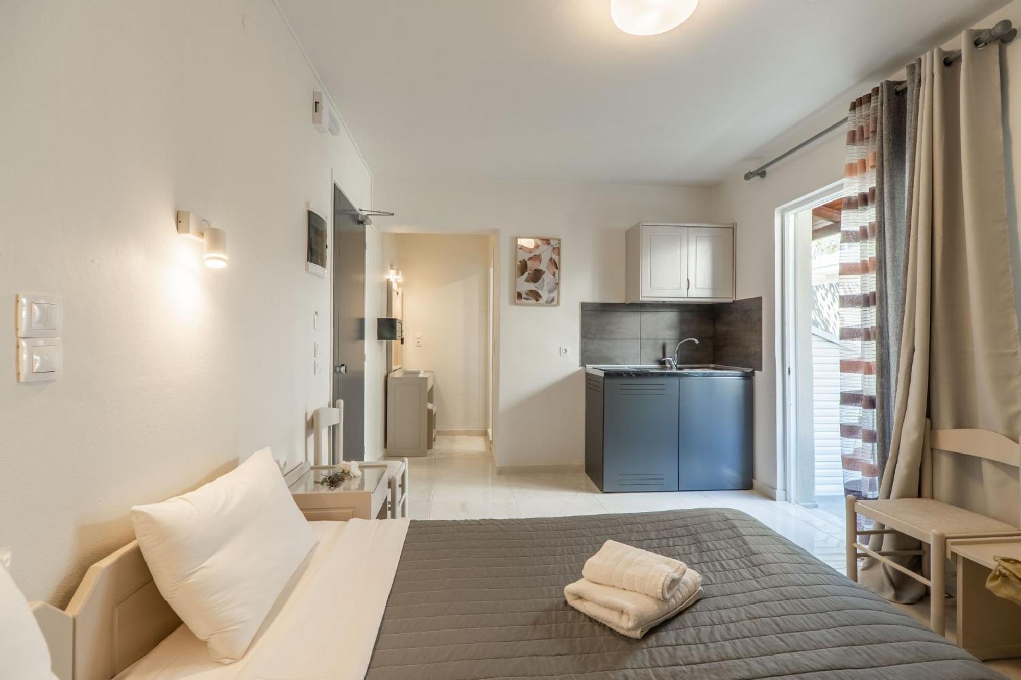 Manos Beachside Apartments Agia Marina Екстериор снимка