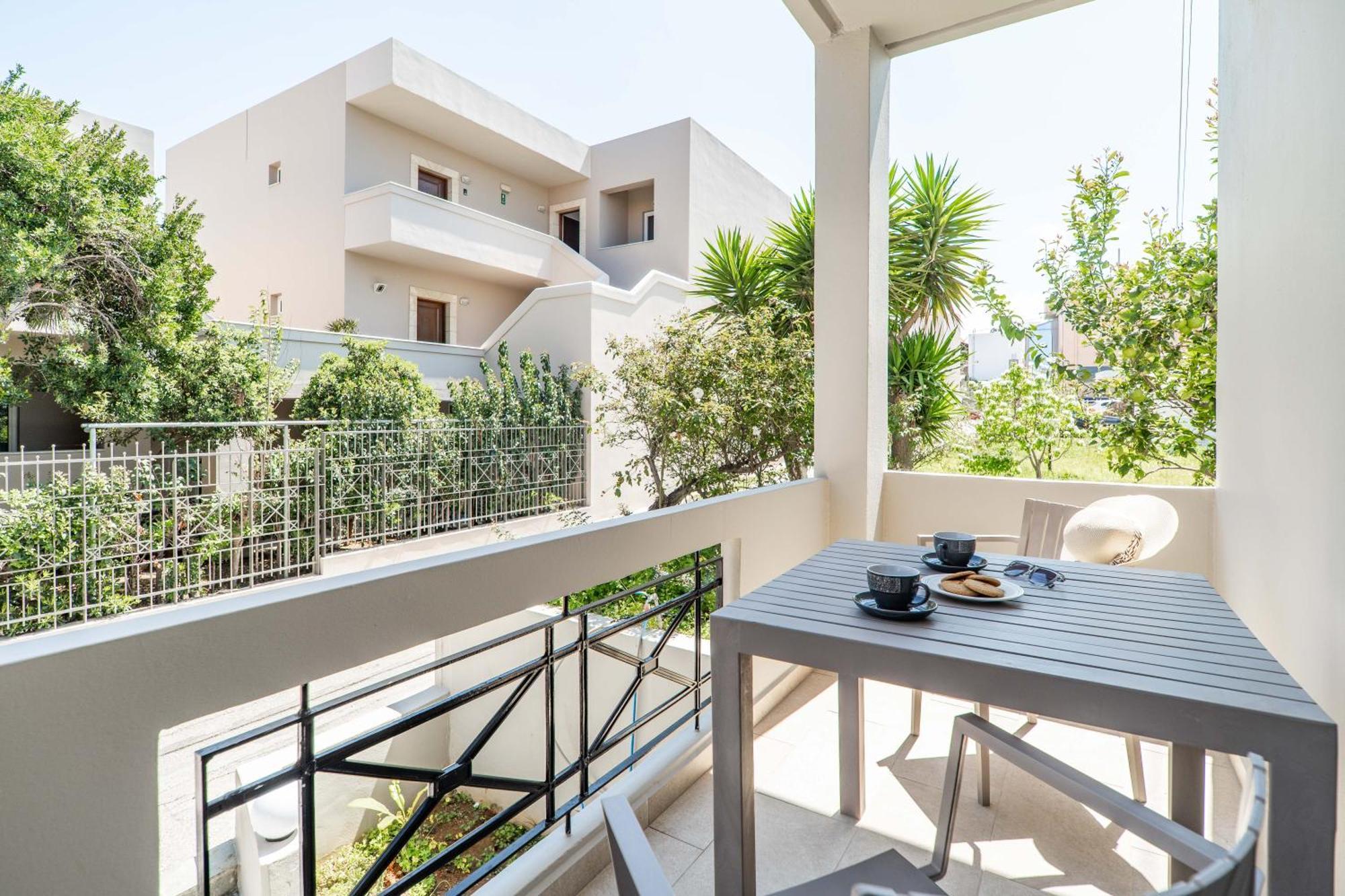 Manos Beachside Apartments Agia Marina Стая снимка