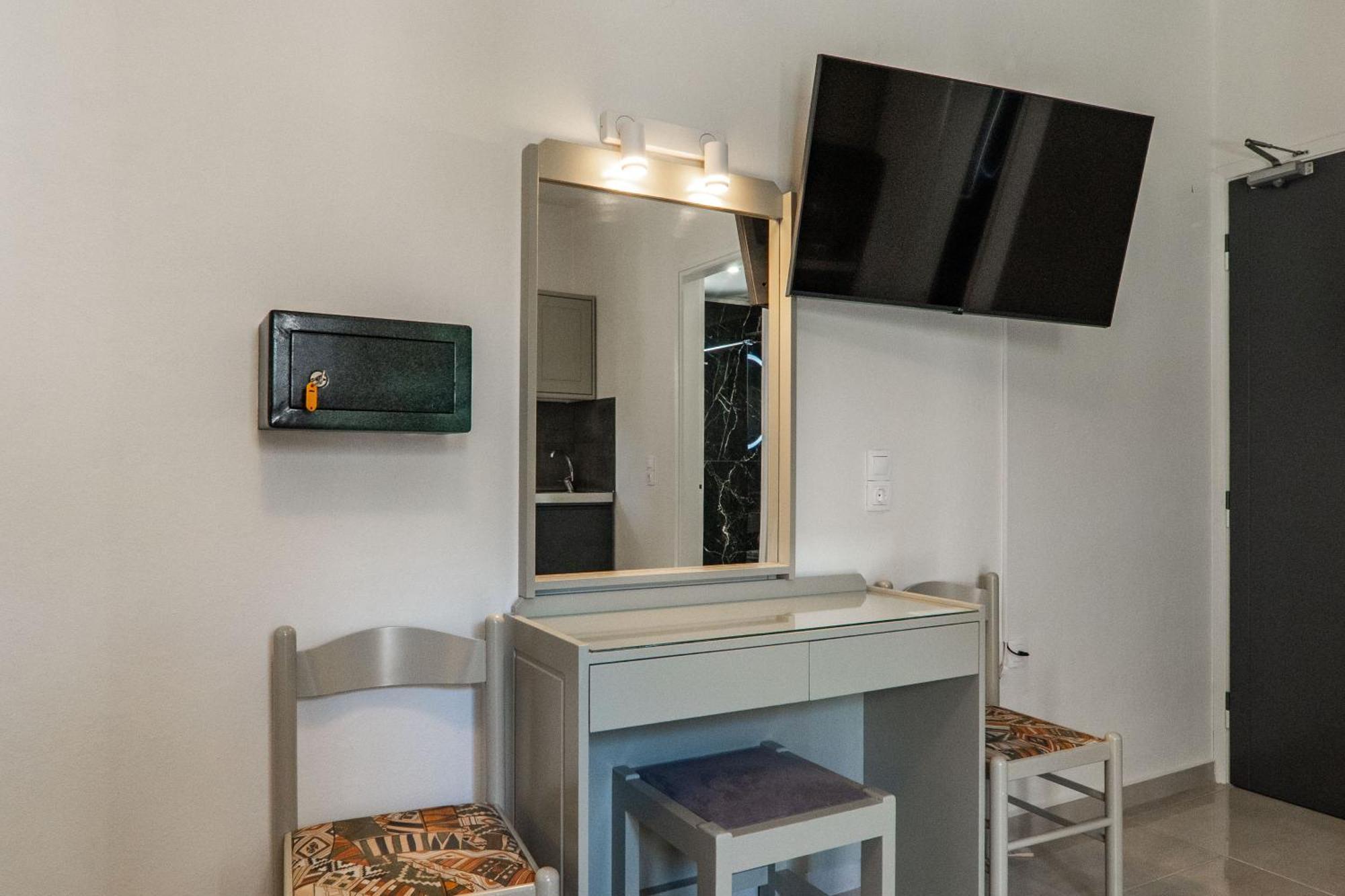 Manos Beachside Apartments Agia Marina Стая снимка