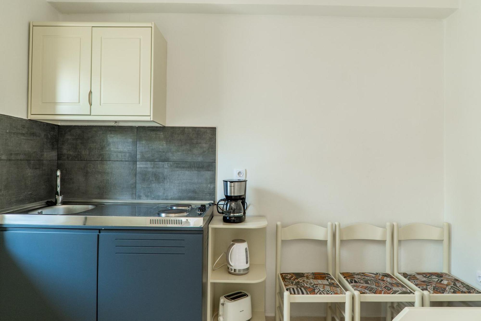 Manos Beachside Apartments Agia Marina Стая снимка
