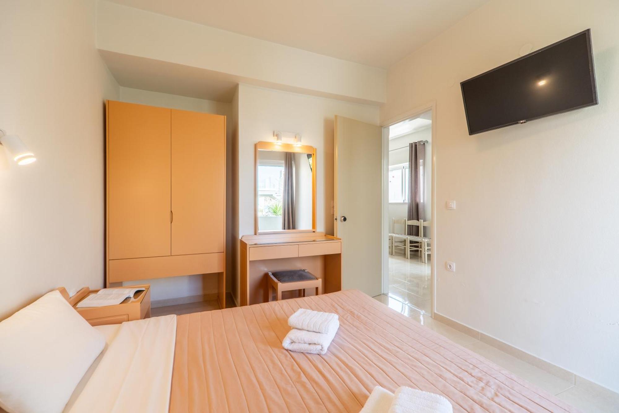 Manos Beachside Apartments Agia Marina Екстериор снимка