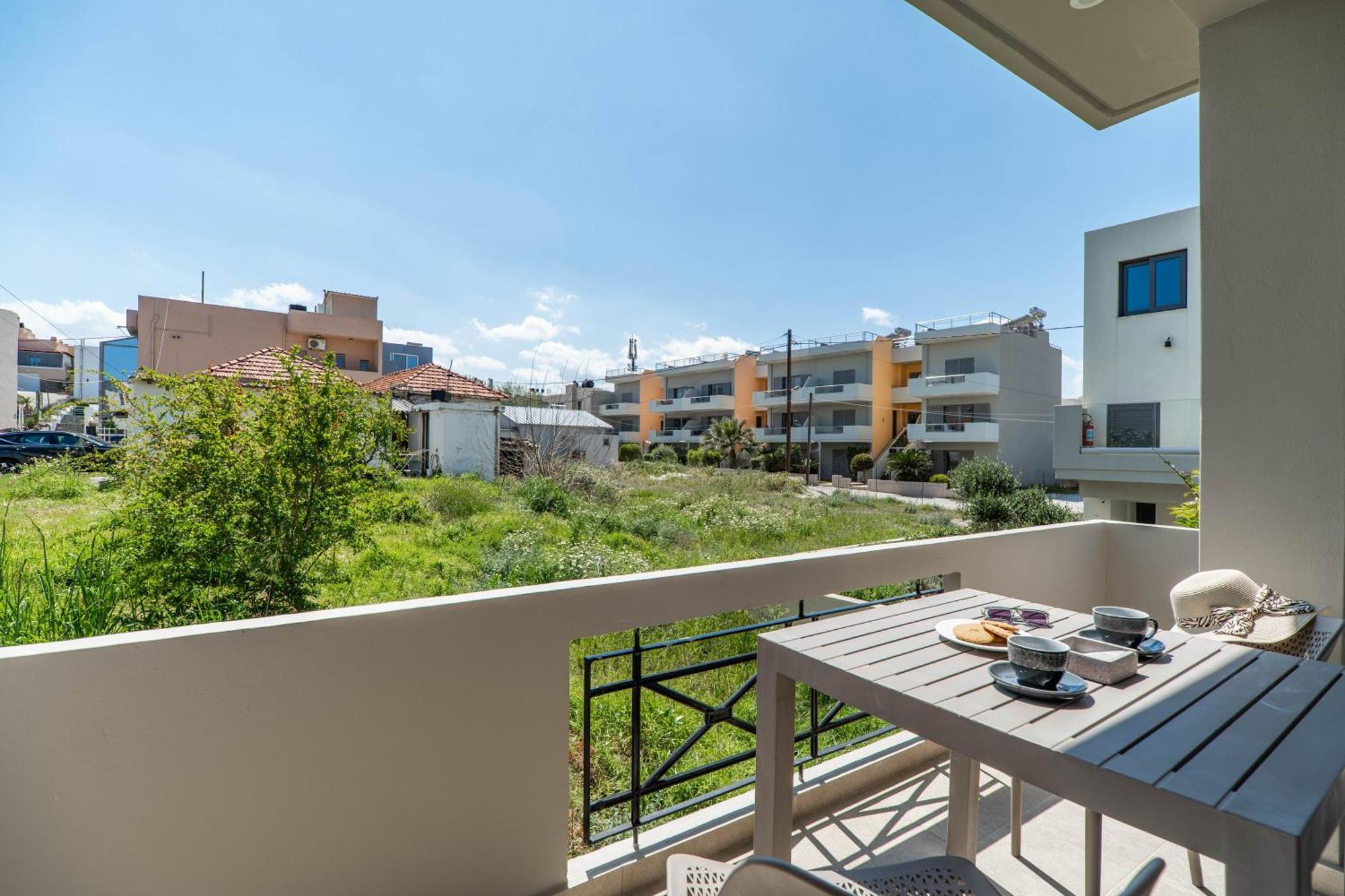 Manos Beachside Apartments Agia Marina Екстериор снимка