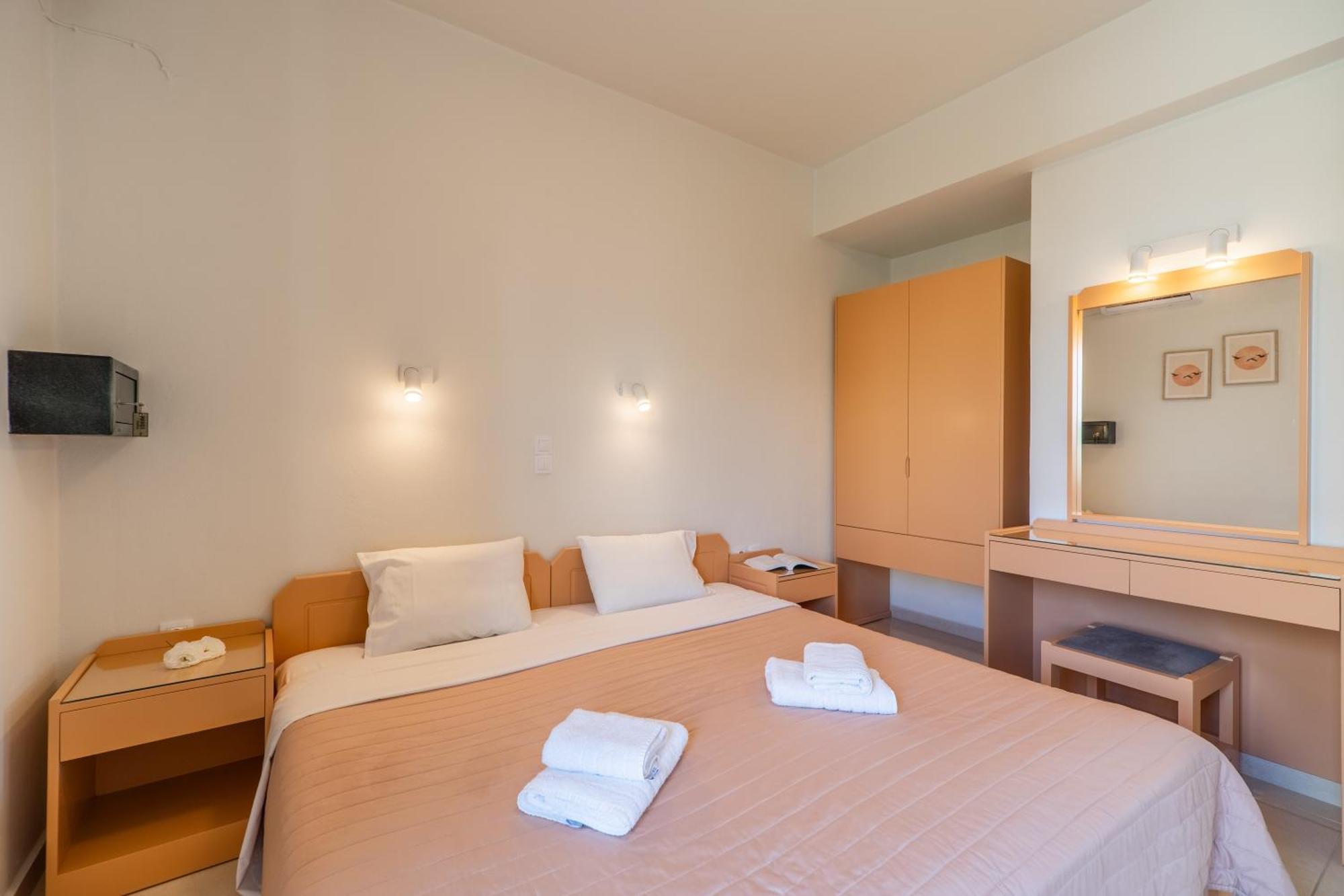 Manos Beachside Apartments Agia Marina Стая снимка