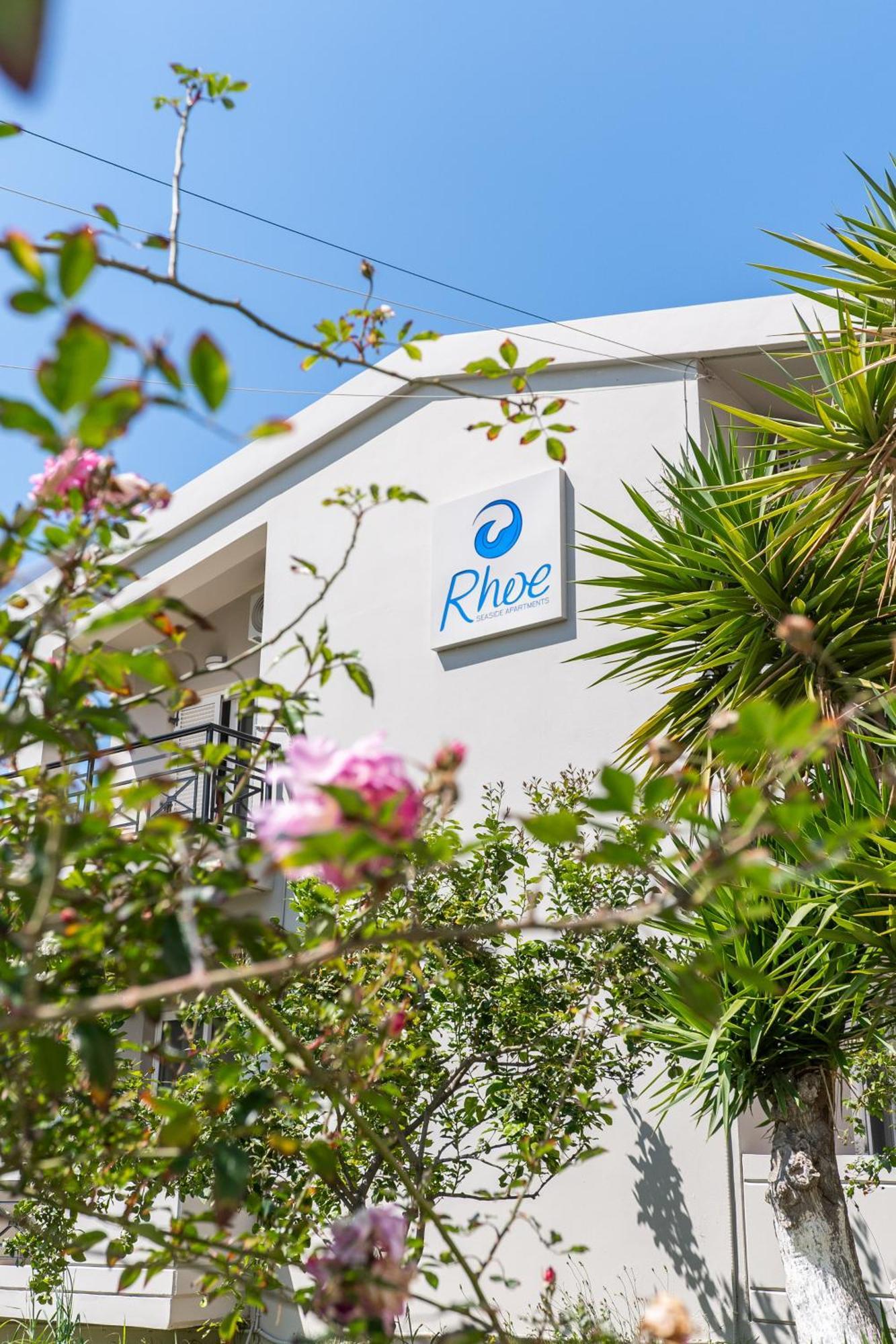 Manos Beachside Apartments Agia Marina Екстериор снимка
