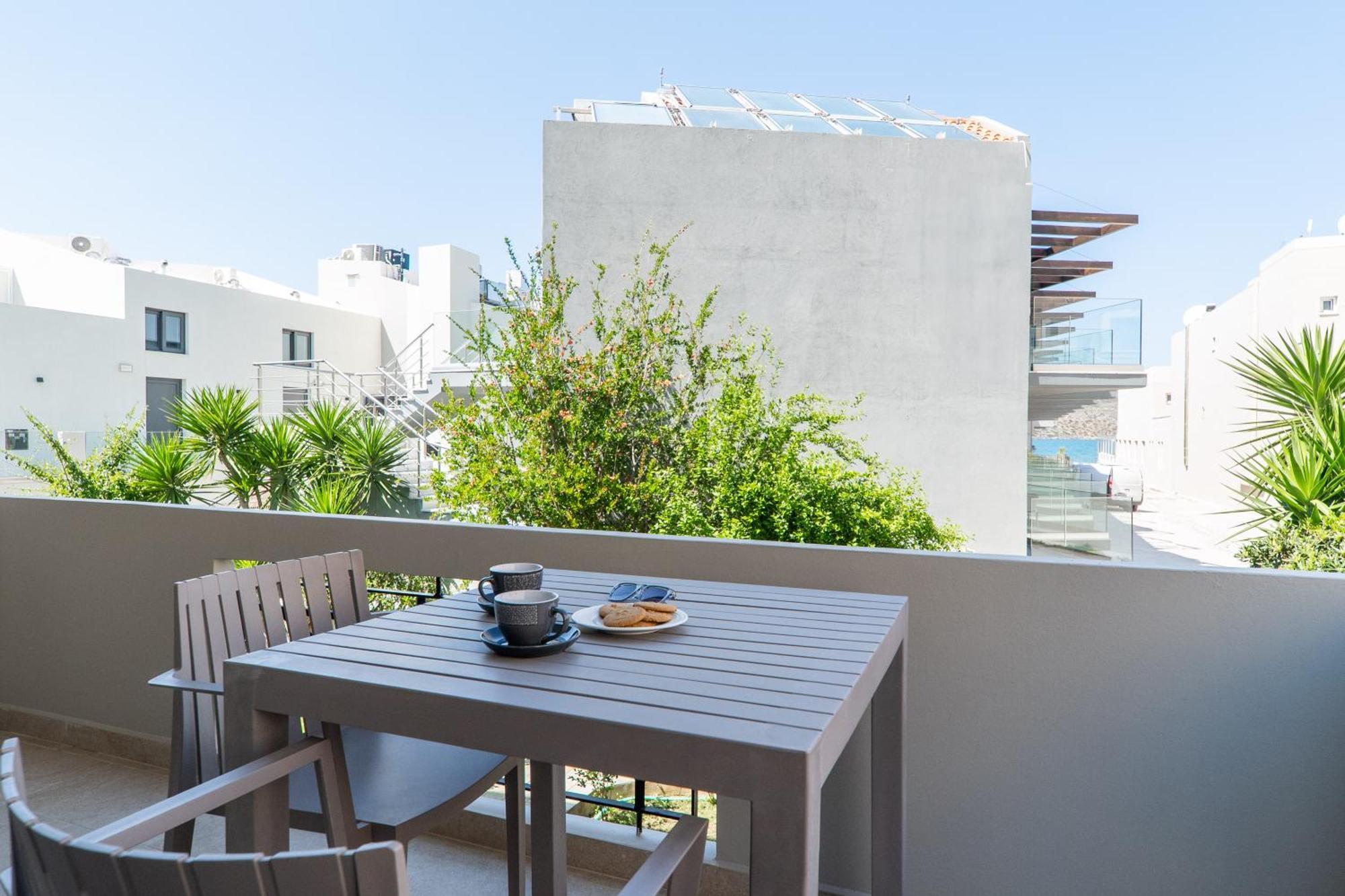 Manos Beachside Apartments Agia Marina Стая снимка