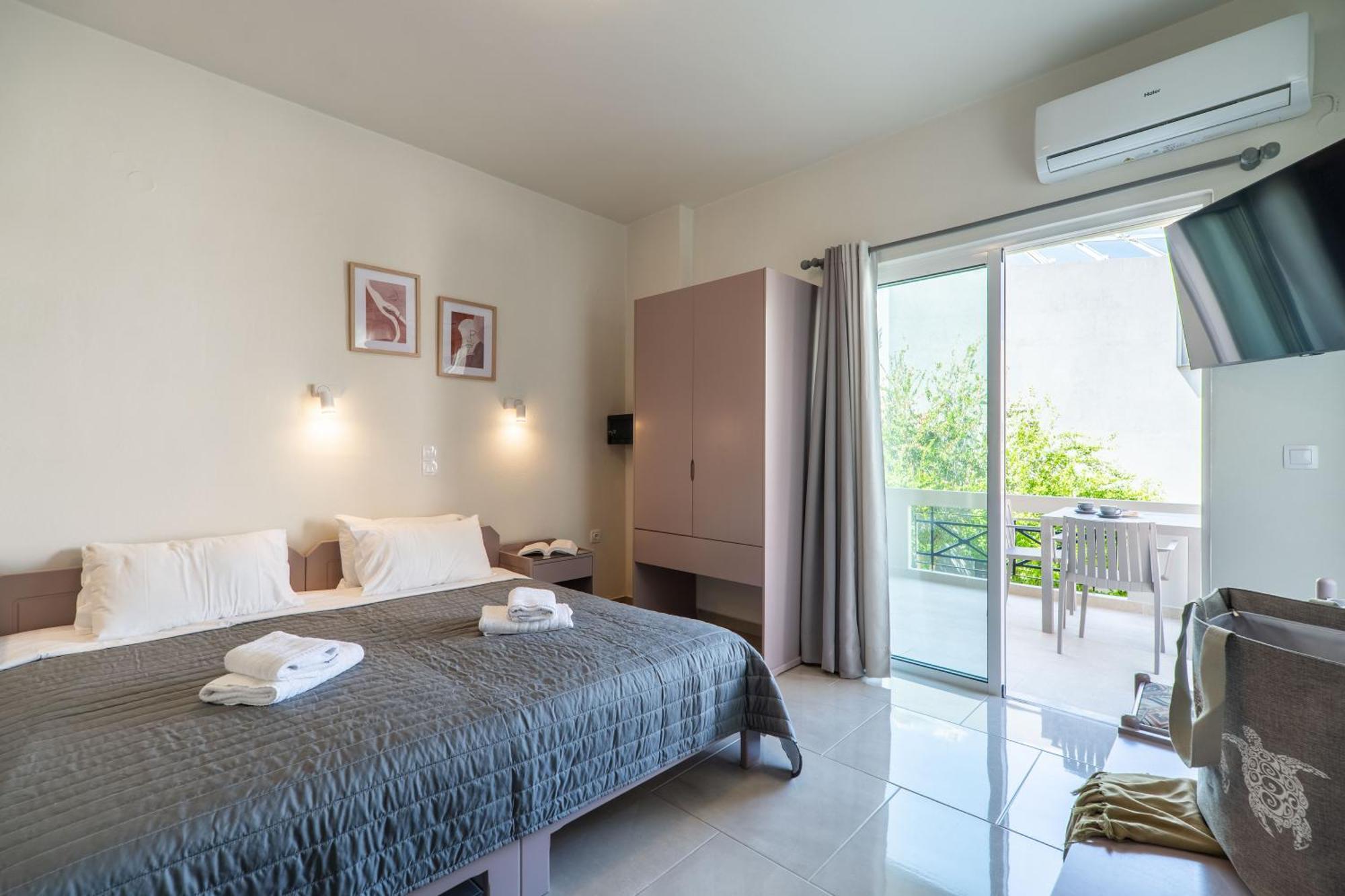 Manos Beachside Apartments Agia Marina Стая снимка