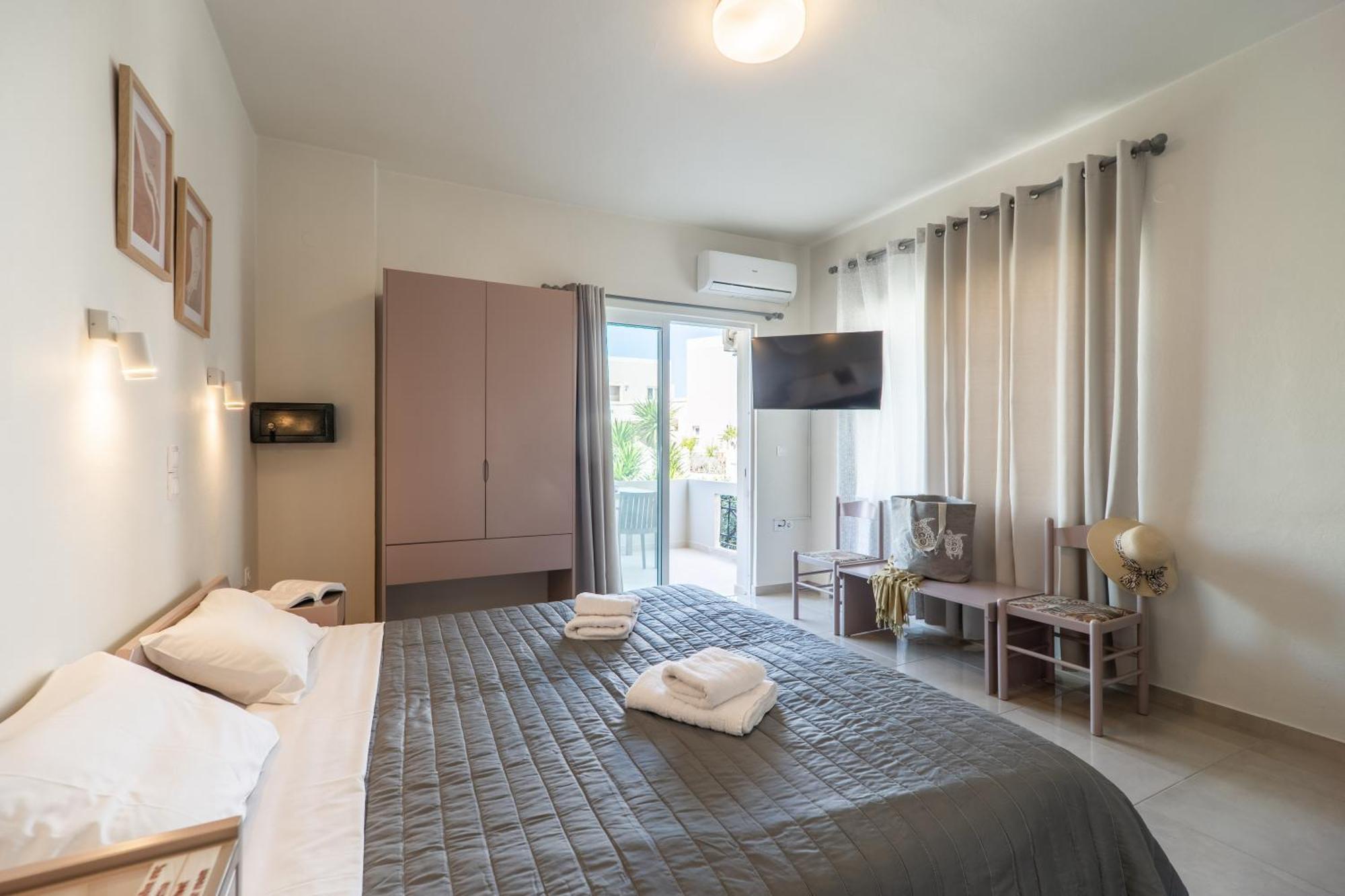 Manos Beachside Apartments Agia Marina Стая снимка