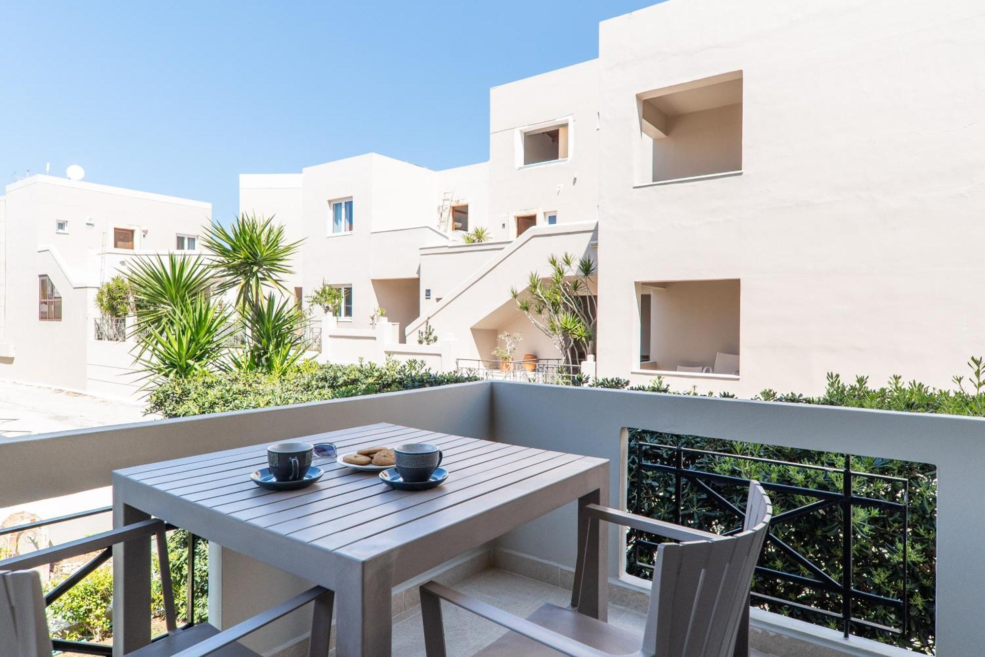 Manos Beachside Apartments Agia Marina Стая снимка