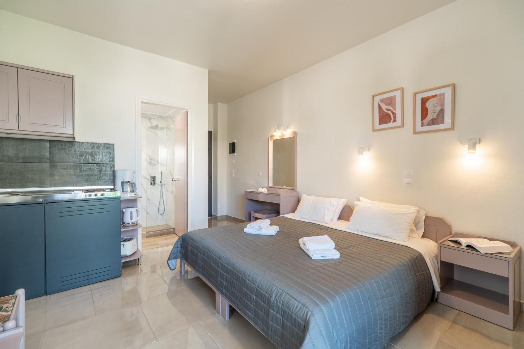 Manos Beachside Apartments Agia Marina Екстериор снимка