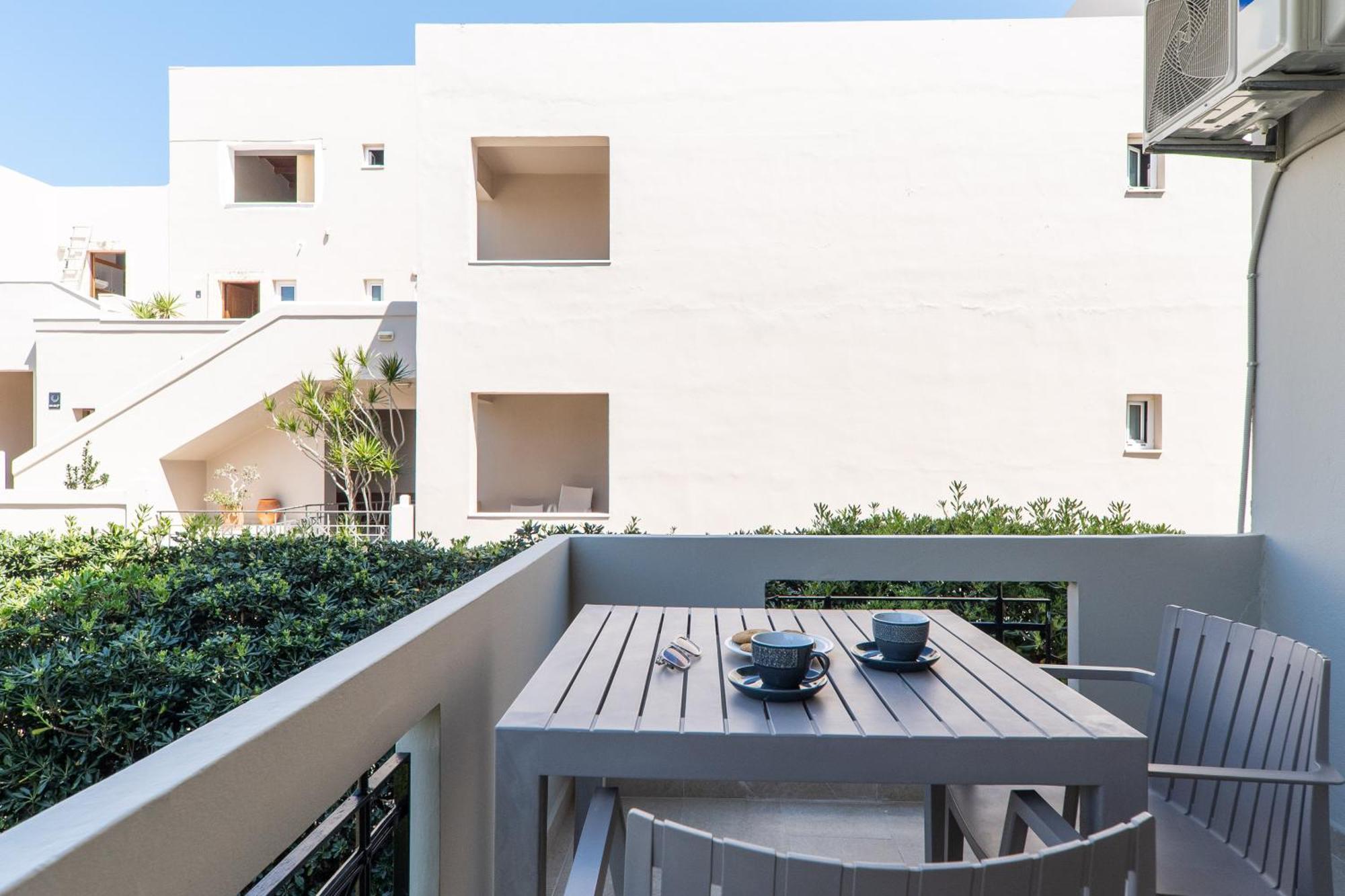Manos Beachside Apartments Agia Marina Екстериор снимка